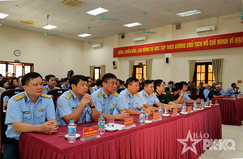 Qu&acirc;n chủng Ph&ograve;ng kh&ocirc;ng-Kh&ocirc;ng qu&acirc;n Khai mạc Triển l&atilde;m lần thứ 3 &ldquo;Một số trận đ&aacute;nh độc đ&aacute;o của Bộ đội Ph&ograve;ng kh&ocirc;ng-Kh&ocirc;ng qu&acirc;n&rdquo;.