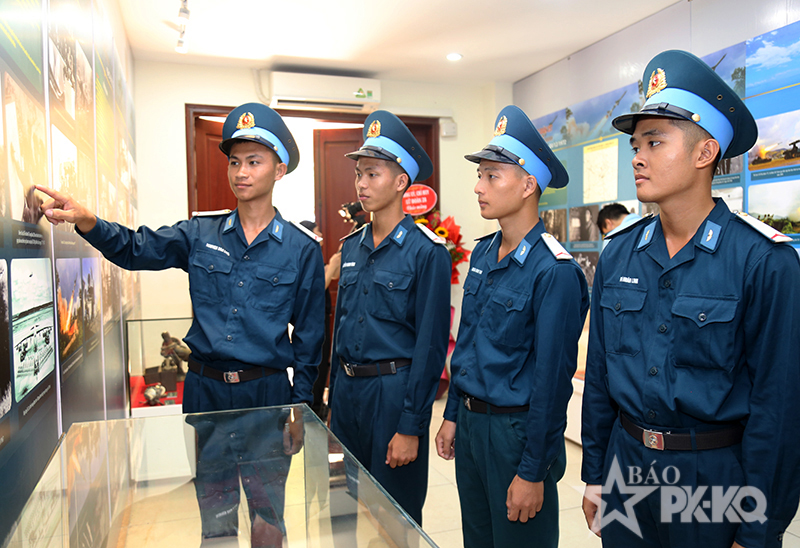 Qu&acirc;n chủng Ph&ograve;ng kh&ocirc;ng-Kh&ocirc;ng qu&acirc;n Khai mạc Triển l&atilde;m lần thứ 3 &ldquo;Một số trận đ&aacute;nh độc đ&aacute;o của Bộ đội Ph&ograve;ng kh&ocirc;ng-Kh&ocirc;ng qu&acirc;n&rdquo;.