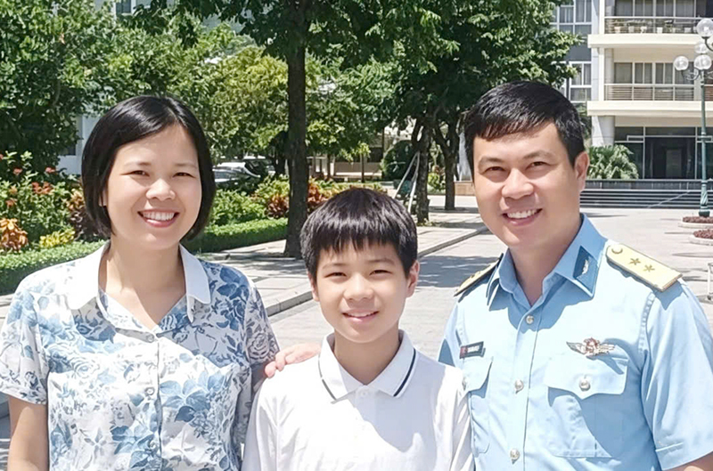L&iacute;nh thợ bắt s&oacute;ng t&igrave;nh y&ecirc;u