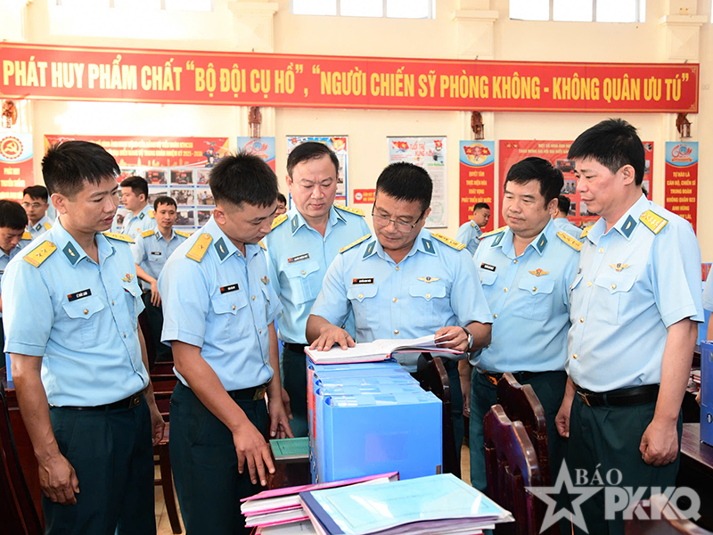 Qu&acirc;n chủng Ph&ograve;ng kh&ocirc;ng-Kh&ocirc;ng qu&acirc;n kiểm tra kết quả x&acirc;y dựng đơn vị vững mạnh to&agrave;n diện &ldquo;mẫu mực, ti&ecirc;u biểu&rdquo; năm 2026 tại Trung đo&agrave;n 923