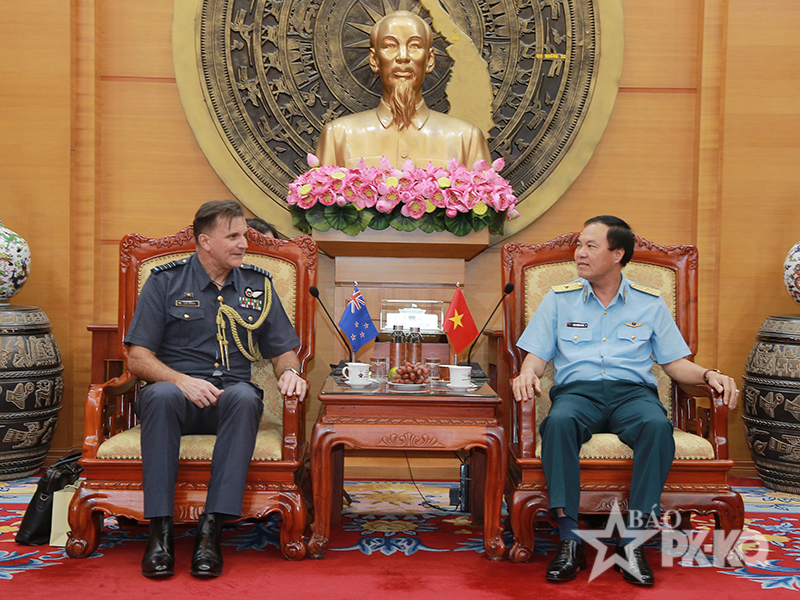 Thiếu tướng B&ugrave;i Thi&ecirc;n Thau - Ph&oacute; Tư lệnh Qu&acirc;n chủng PK-KQ tiếp x&atilde; giao T&ugrave;y vi&ecirc;n Quốc ph&ograve;ng Niu Di-l&acirc;n ki&ecirc;m nhiệm Việt Nam