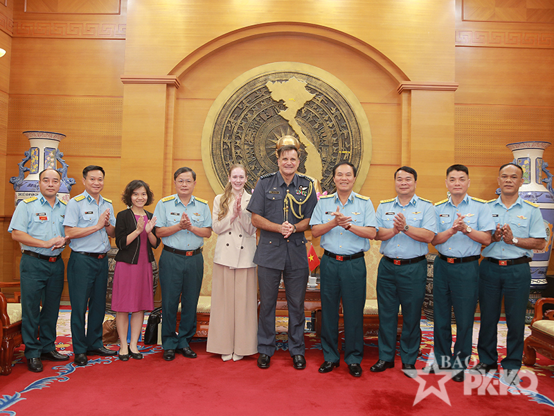 Thiếu tướng B&ugrave;i Thi&ecirc;n Thau - Ph&oacute; Tư lệnh Qu&acirc;n chủng PK-KQ tiếp x&atilde; giao T&ugrave;y vi&ecirc;n Quốc ph&ograve;ng Niu Di-l&acirc;n ki&ecirc;m nhiệm Việt Nam