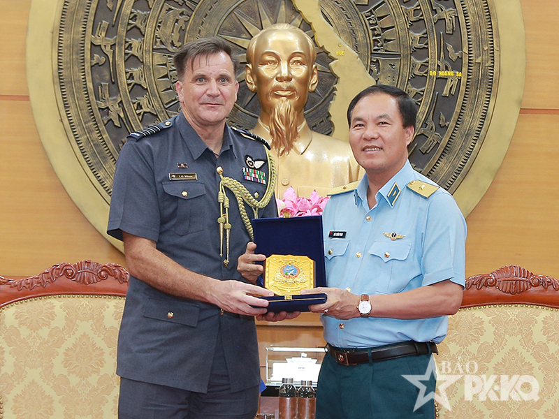 Thiếu tướng B&ugrave;i Thi&ecirc;n Thau - Ph&oacute; Tư lệnh Qu&acirc;n chủng PK-KQ tiếp x&atilde; giao T&ugrave;y vi&ecirc;n Quốc ph&ograve;ng Niu Di-l&acirc;n ki&ecirc;m nhiệm Việt Nam