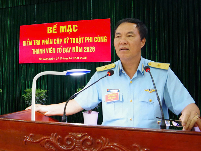 Qu&acirc;n chủng Ph&ograve;ng kh&ocirc;ng-Kh&ocirc;ng qu&acirc;n kiểm tra ph&acirc;n cấp kỹ thuật phi c&ocirc;ng, th&agrave;nh vi&ecirc;n tổ bay tại Lữ đo&agrave;n 918