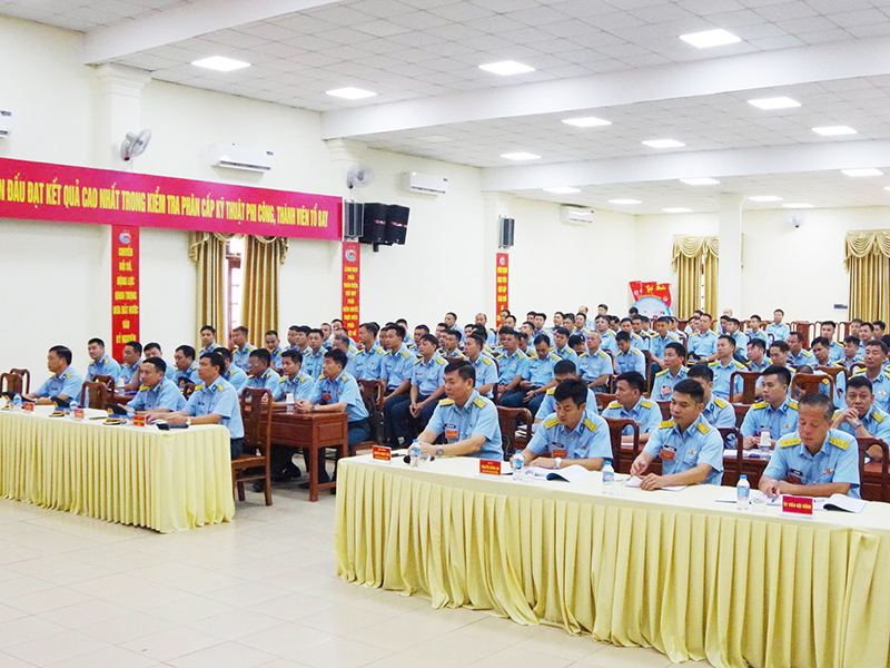 Qu&acirc;n chủng Ph&ograve;ng kh&ocirc;ng-Kh&ocirc;ng qu&acirc;n kiểm tra ph&acirc;n cấp kỹ thuật phi c&ocirc;ng, th&agrave;nh vi&ecirc;n tổ bay tại Lữ đo&agrave;n 918