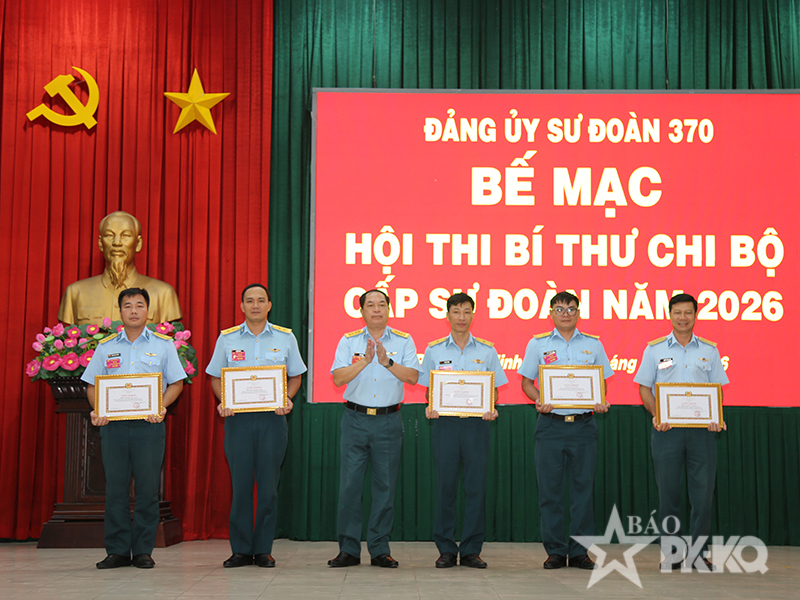 X&acirc;y dựng Sư đo&agrave;n 370 vững mạnh về ch&iacute;nh trị