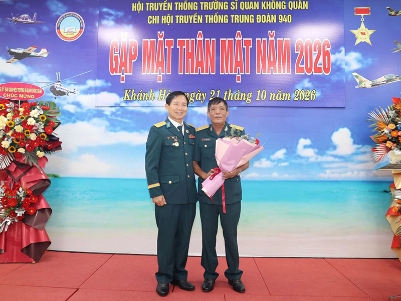 Ấm &aacute;p nghĩa t&igrave;nh đồng đội dưới m&aacute;i trường xưa