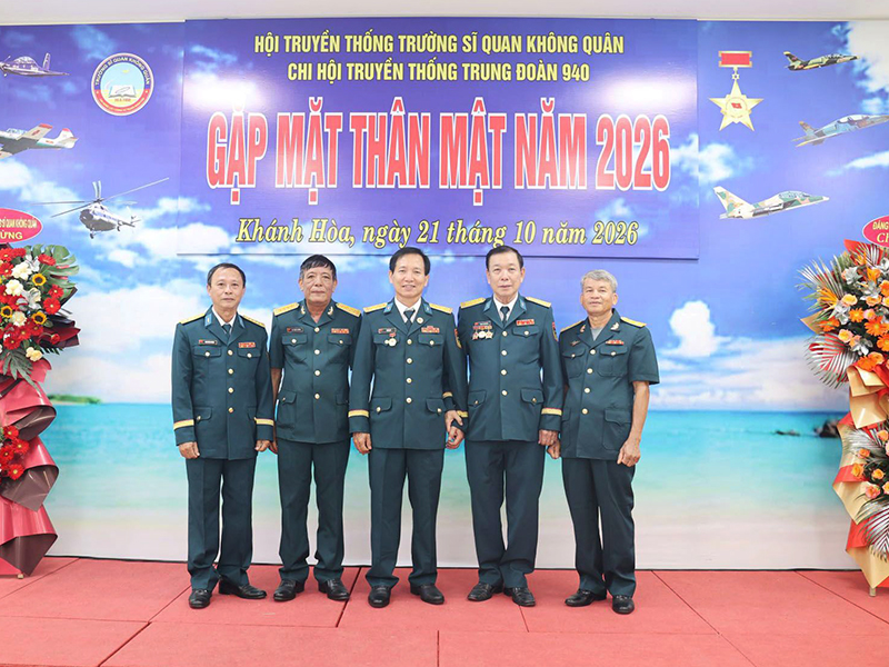 Ấm &aacute;p nghĩa t&igrave;nh đồng đội dưới m&aacute;i trường xưa