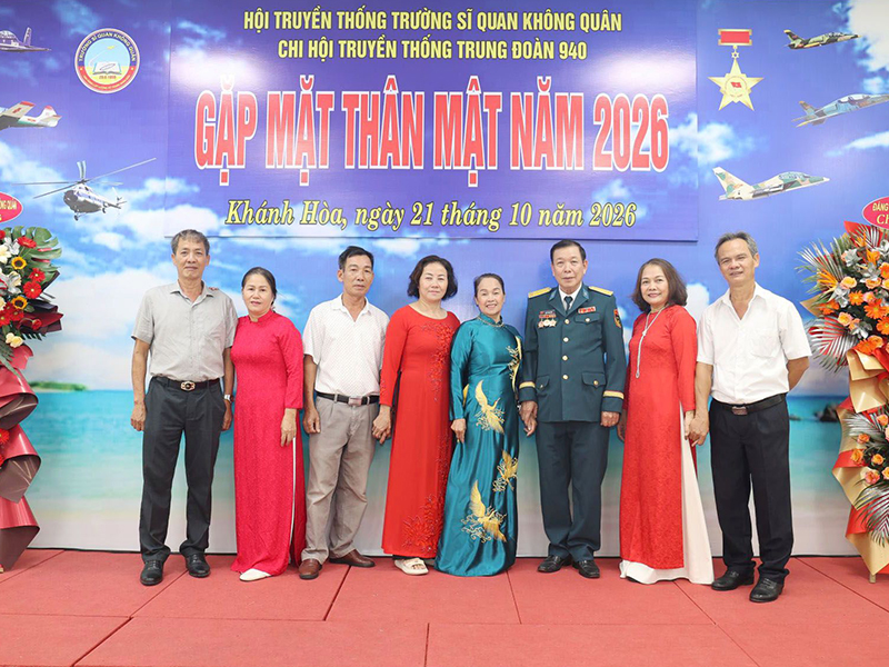 Ấm &aacute;p nghĩa t&igrave;nh đồng đội dưới m&aacute;i trường xưa