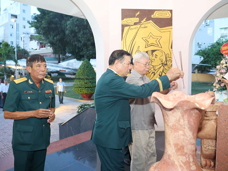 Ấm &aacute;p nghĩa t&igrave;nh đồng đội dưới m&aacute;i trường xưa