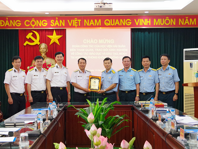Học viện Ph&ograve;ng kh&ocirc;ng-Kh&ocirc;ng qu&acirc;n v&agrave; Học viện Hải qu&acirc;n trao đổi kinh nghiệm gi&aacute;o dục, đ&agrave;o tạo, nghi&ecirc;n cứu khoa học