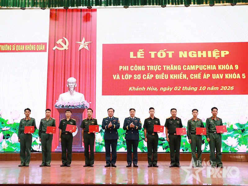 Trường Sĩ quan Kh&ocirc;ng qu&acirc;n tổ chức Lễ tốt nghiệp phi c&ocirc;ng trực thăng Campuchia kh&oacute;a 9 v&agrave; bế giảng đ&agrave;o tạo sơ cấp điều khiển, chế &aacute;p UAV kh&oacute;a 5