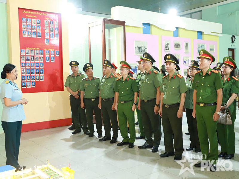 Lớp tập huấn c&ocirc;ng t&aacute;c văn h&oacute;a trong C&ocirc;ng an nh&acirc;n d&acirc;n tham quan thực tế tại Trường Sĩ quan Kh&ocirc;ng qu&acirc;n