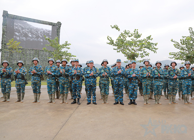 Thủ trưởng Bộ Tư lệnh Qu&acirc;n chủng PK-KQ động vi&ecirc;n c&aacute;n bộ, chiến sĩ Trung đo&agrave;n 240 tại Diễn tập PT-26