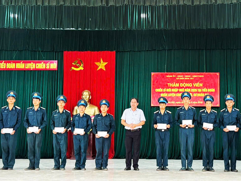 Đo&agrave;n c&ocirc;ng t&aacute;c x&atilde; Điện B&agrave;n T&acirc;y, TP Đ&agrave; Nẵng thăm, động vi&ecirc;n chiến sĩ mới Sư đo&agrave;n 371