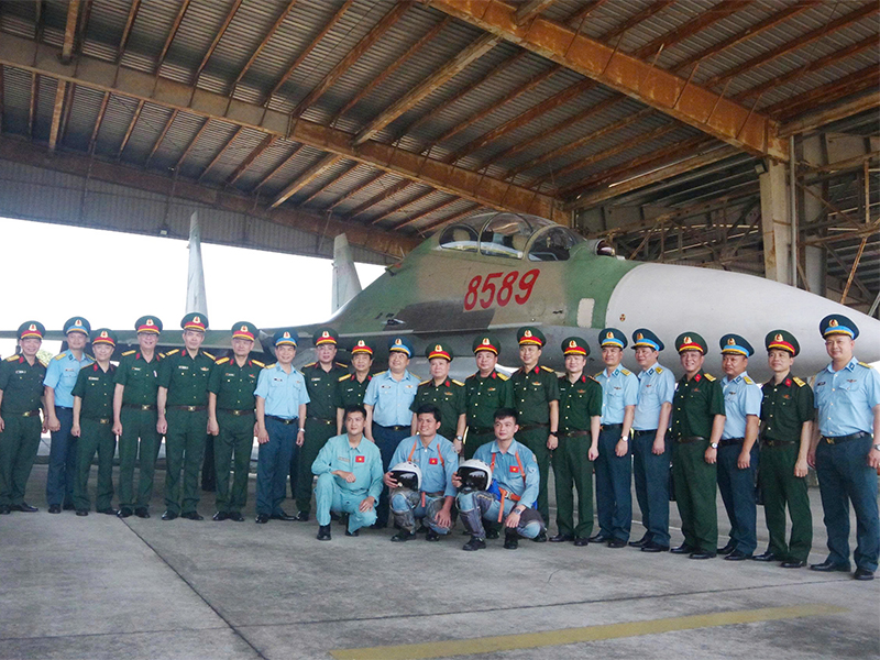 Đo&agrave;n c&aacute;n bộ, học vi&ecirc;n Học viện Quốc ph&ograve;ng tham quan thực tế tại Trung đo&agrave;n 923
