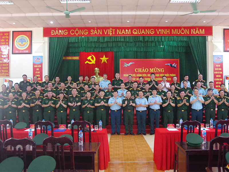 Đo&agrave;n c&aacute;n bộ, học vi&ecirc;n Học viện Quốc ph&ograve;ng tham quan thực tế tại Trung đo&agrave;n 923
