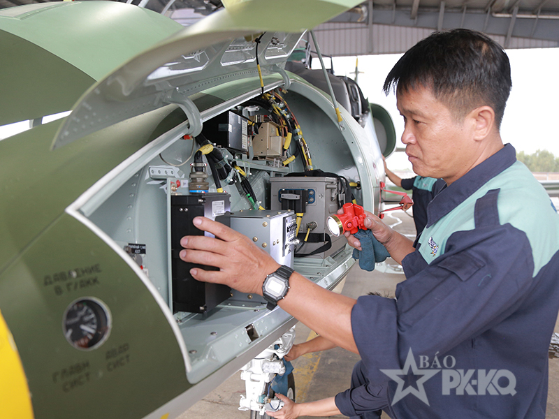 Trường Sĩ quan Kh&ocirc;ng qu&acirc;n tổ chức Diễn tập bắn, n&eacute;m bom đạn thật cho phi c&ocirc;ng giảng vi&ecirc;n, học vi&ecirc;n v&agrave; chuy&ecirc;n gia tr&ecirc;n m&aacute;y bay IAK-130 v&agrave; L-39NG