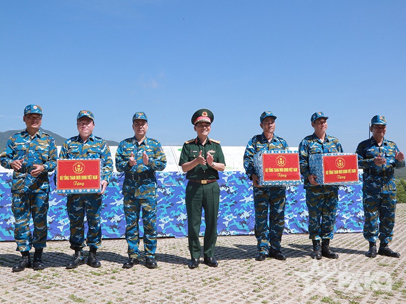 Trường Sĩ quan Kh&ocirc;ng qu&acirc;n tổ chức Diễn tập bắn, n&eacute;m bom đạn thật cho phi c&ocirc;ng giảng vi&ecirc;n, học vi&ecirc;n v&agrave; chuy&ecirc;n gia tr&ecirc;n m&aacute;y bay IAK-130 v&agrave; L-39NG
