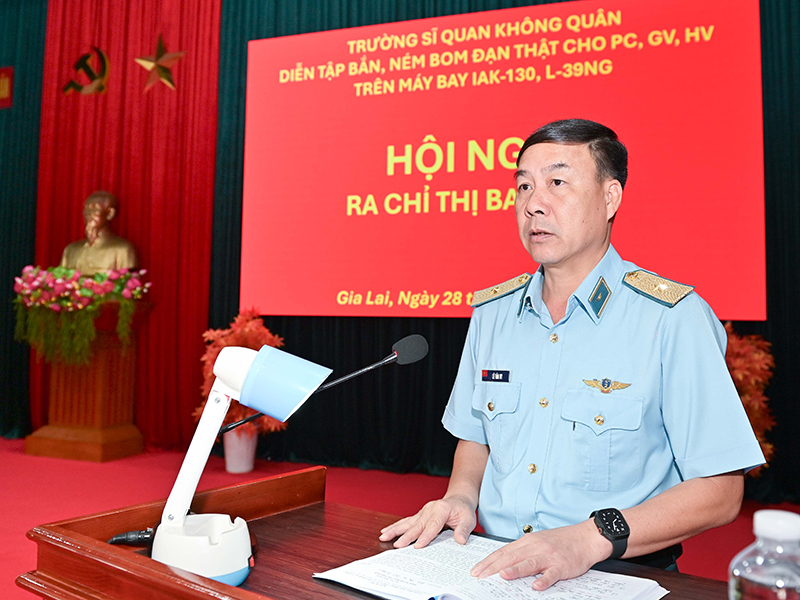 Trường Sĩ quan Kh&ocirc;ng qu&acirc;n tổ chức Diễn tập bắn, n&eacute;m bom đạn thật cho phi c&ocirc;ng giảng vi&ecirc;n, học vi&ecirc;n v&agrave; chuy&ecirc;n gia tr&ecirc;n m&aacute;y bay IAK-130 v&agrave; L-39NG