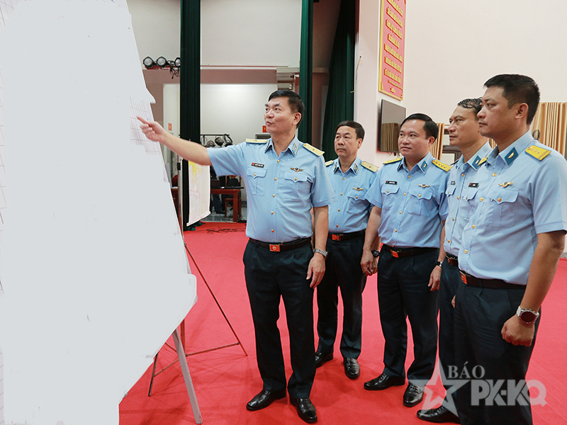 Trường Sĩ quan Kh&ocirc;ng qu&acirc;n tổ chức Diễn tập bắn, n&eacute;m bom đạn thật cho phi c&ocirc;ng giảng vi&ecirc;n, học vi&ecirc;n v&agrave; chuy&ecirc;n gia tr&ecirc;n m&aacute;y bay IAK-130 v&agrave; L-39NG