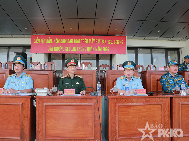 Trường Sĩ quan Kh&ocirc;ng qu&acirc;n tổ chức Diễn tập bắn, n&eacute;m bom đạn thật cho phi c&ocirc;ng giảng vi&ecirc;n, học vi&ecirc;n v&agrave; chuy&ecirc;n gia tr&ecirc;n m&aacute;y bay IAK-130 v&agrave; L-39NG