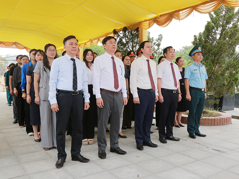 C&aacute;n bộ, chiến sĩ Trung đo&agrave;n 260 tham gia hỗ trợ x&atilde; Ph&uacute; Nghĩa, TP H&agrave; Nội x&aacute;c định danh t&iacute;nh h&agrave;i cốt liệt sĩ