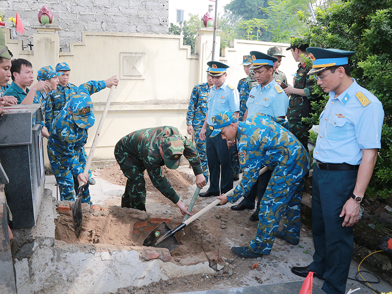 C&aacute;n bộ, chiến sĩ Trung đo&agrave;n 260 tham gia hỗ trợ x&atilde; Ph&uacute; Nghĩa, TP H&agrave; Nội x&aacute;c định danh t&iacute;nh h&agrave;i cốt liệt sĩ