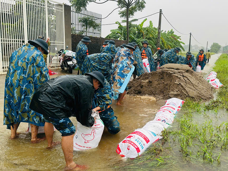 C&aacute;n bộ, chiến sĩ Lữ đo&agrave;n 28 gi&uacute;p nh&acirc;n d&acirc;n x&atilde; Trần Ph&uacute;, TP H&agrave; Nội ph&ograve;ng, chống mưa lũ