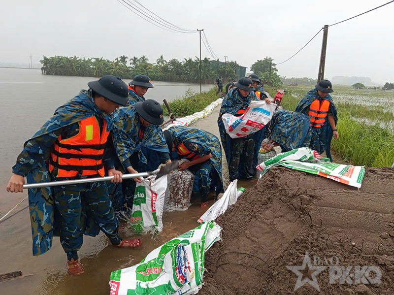 C&aacute;n bộ, chiến sĩ Lữ đo&agrave;n 28 gi&uacute;p nh&acirc;n d&acirc;n x&atilde; Trần Ph&uacute;, TP H&agrave; Nội ph&ograve;ng, chống mưa lũ