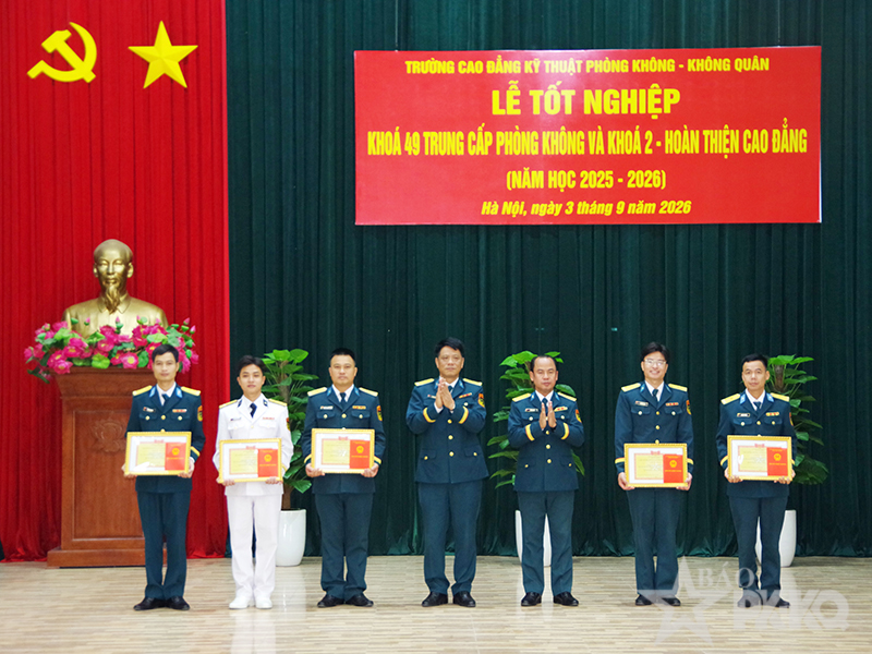 Trường Cao đẳng Kỹ thuật Ph&ograve;ng kh&ocirc;ng-Kh&ocirc;ng qu&acirc;n tổ chức Lễ tốt nghiệp Kh&oacute;a 49 - Trung cấp Ph&ograve;ng kh&ocirc;ng v&agrave; Kh&oacute;a 2 - Ho&agrave;n thiện Cao đẳng