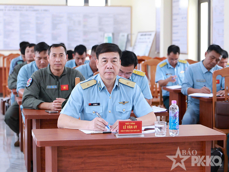 Trung đo&agrave;n Kh&ocirc;ng qu&acirc;n 910 tổ chức thi tốt nghiệp thực h&agrave;nh bay cho học vi&ecirc;n K49 tr&ecirc;n m&aacute;y bay L-39NG