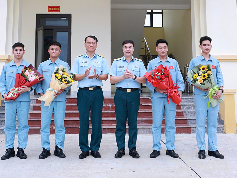 Trung đo&agrave;n Kh&ocirc;ng qu&acirc;n 910 tổ chức thi tốt nghiệp thực h&agrave;nh bay cho học vi&ecirc;n K49 tr&ecirc;n m&aacute;y bay L-39NG