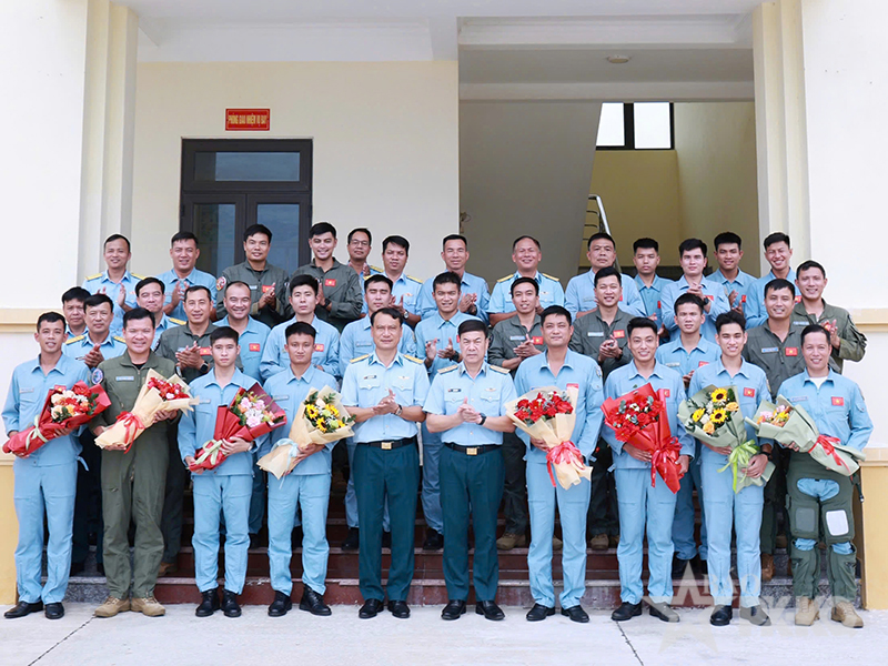 Trung đo&agrave;n Kh&ocirc;ng qu&acirc;n 910 tổ chức thi tốt nghiệp thực h&agrave;nh bay cho học vi&ecirc;n K49 tr&ecirc;n m&aacute;y bay L-39NG