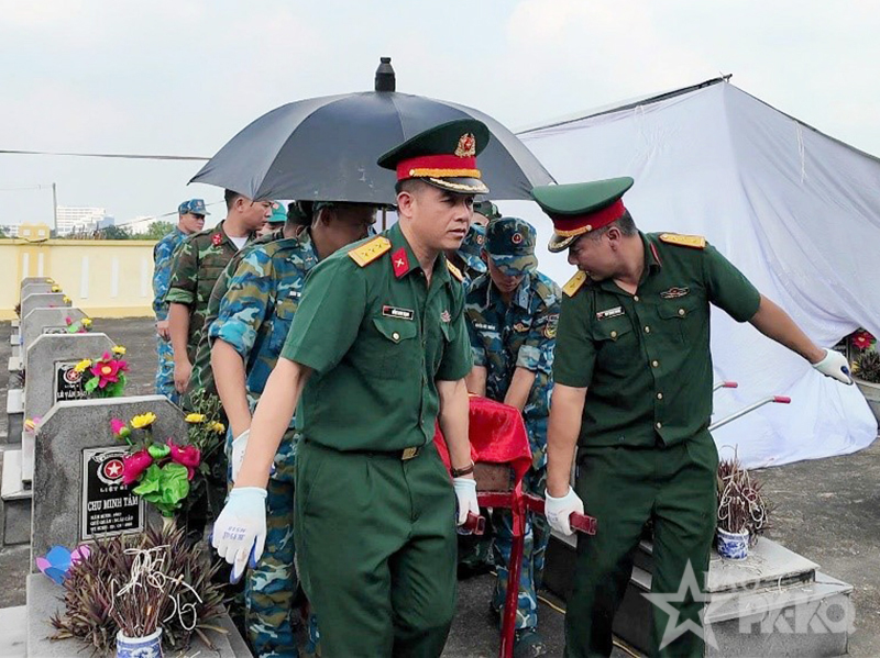 C&aacute;n bộ, chiến sĩ Trung đo&agrave;n 218 tham gia hỗ trợ x&aacute;c định danh t&iacute;nh h&agrave;i cốt liệt sĩ tại Nghĩa trang liệt sĩ x&atilde; An Kh&aacute;nh