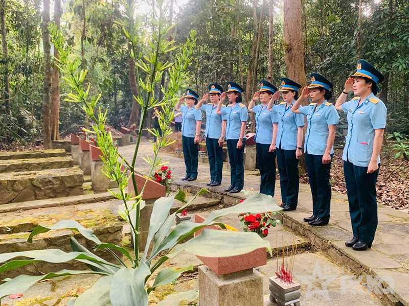 Gắn phong tr&agrave;o phụ nữ với nhiệm vụ ch&iacute;nh trị ở Nh&agrave; m&aacute;y A42