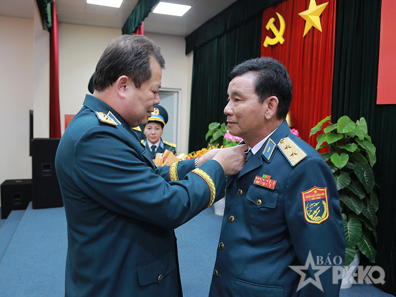 Trung tướng Trần Ngọc Quyến - B&iacute; thư Đảng ủy, Ch&iacute;nh ủy Qu&acirc;n chủng PK-KQ nhận Huy hiệu 35 năm tuổi Đảng