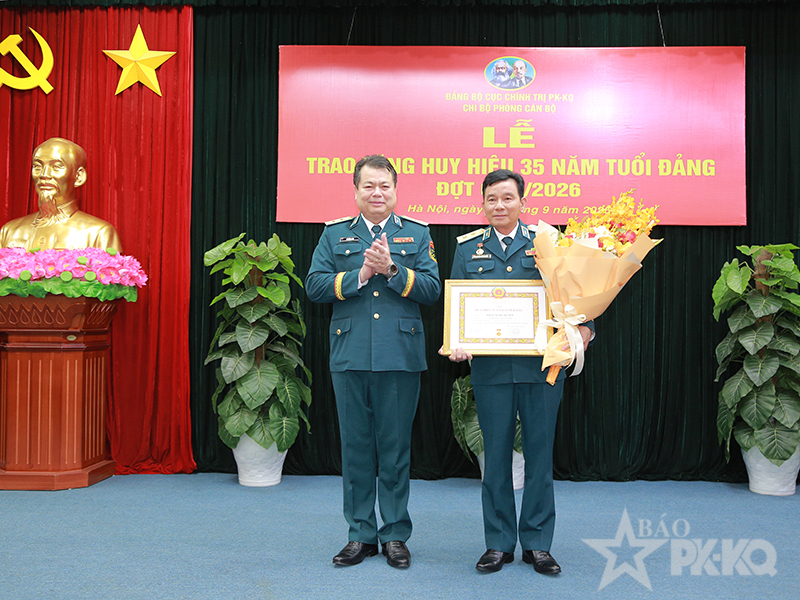 Trung tướng Trần Ngọc Quyến - B&iacute; thư Đảng ủy, Ch&iacute;nh ủy Qu&acirc;n chủng PK-KQ nhận Huy hiệu 35 năm tuổi Đảng