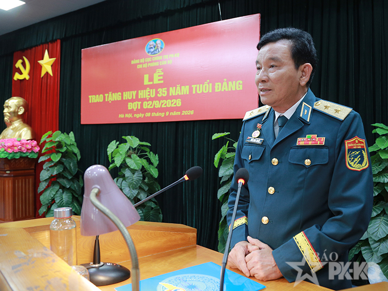 Trung tướng Trần Ngọc Quyến - B&iacute; thư Đảng ủy, Ch&iacute;nh ủy Qu&acirc;n chủng PK-KQ nhận Huy hiệu 35 năm tuổi Đảng