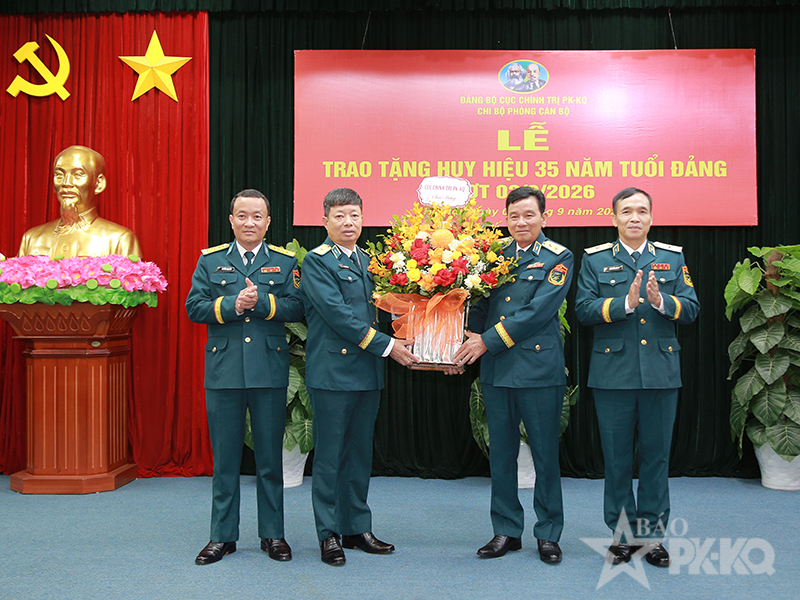 Trung tướng Trần Ngọc Quyến - B&iacute; thư Đảng ủy, Ch&iacute;nh ủy Qu&acirc;n chủng PK-KQ nhận Huy hiệu 35 năm tuổi Đảng