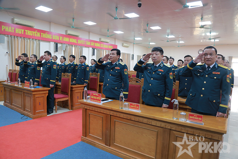 Trung tướng Trần Ngọc Quyến - B&iacute; thư Đảng ủy, Ch&iacute;nh ủy Qu&acirc;n chủng PK-KQ nhận Huy hiệu 35 năm tuổi Đảng