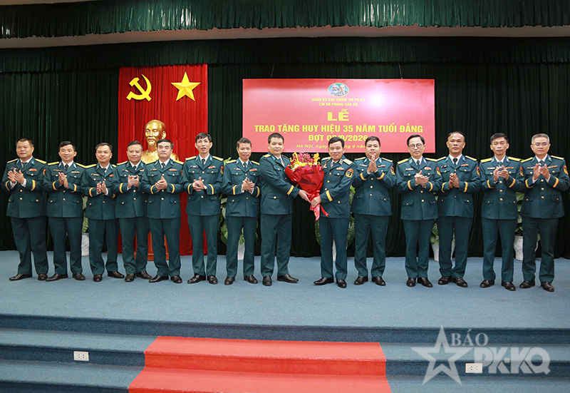 Trung tướng Trần Ngọc Quyến - B&iacute; thư Đảng ủy, Ch&iacute;nh ủy Qu&acirc;n chủng PK-KQ nhận Huy hiệu 35 năm tuổi Đảng