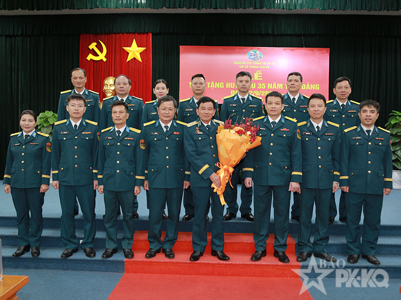 Trung tướng Trần Ngọc Quyến - B&iacute; thư Đảng ủy, Ch&iacute;nh ủy Qu&acirc;n chủng PK-KQ nhận Huy hiệu 35 năm tuổi Đảng