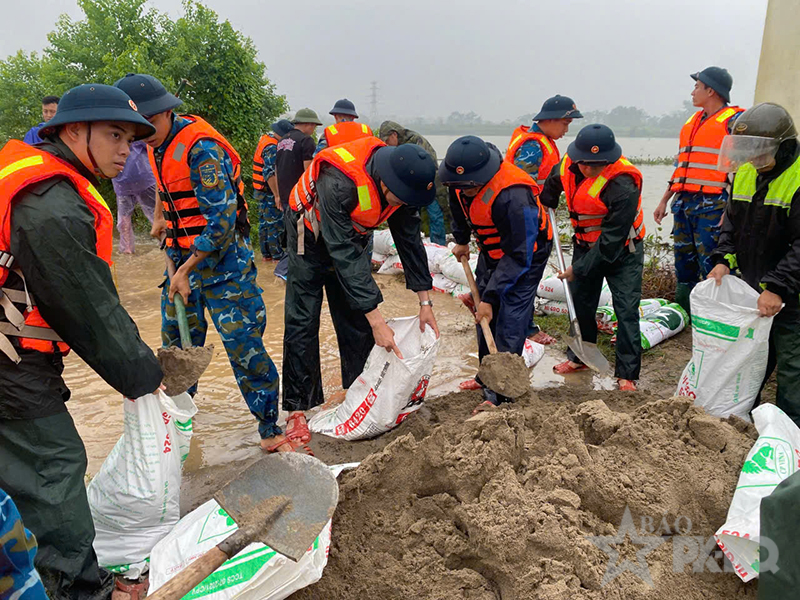 C&aacute;n bộ, chiến sĩ Trung đo&agrave;n 260 ph&ograve;ng chống vỡ đ&ecirc; tr&ecirc;n địa b&agrave;n x&atilde; Ph&uacute; Nghĩa, TP H&agrave; Nội