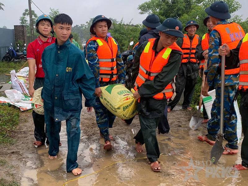 C&aacute;n bộ, chiến sĩ Trung đo&agrave;n 260 ph&ograve;ng chống vỡ đ&ecirc; tr&ecirc;n địa b&agrave;n x&atilde; Ph&uacute; Nghĩa, TP H&agrave; Nội