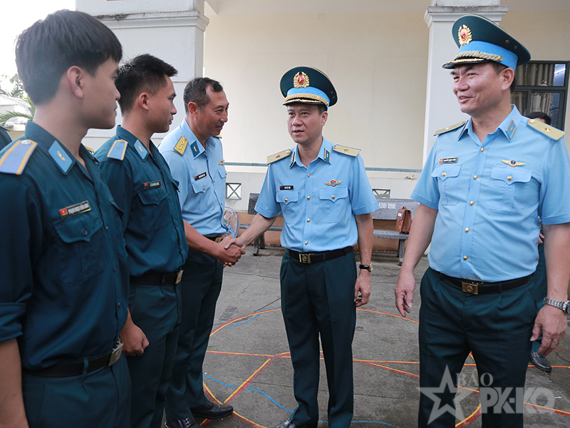 Thượng tướng Phạm Trường Sơn - Ph&oacute; Tổng Tham mưu trưởng QĐND Việt Nam kiểm tra c&ocirc;ng t&aacute;c chuẩn bị diễn tập, bắn, n&eacute;m bom, đạn thật tại Trường Sĩ quan Kh&ocirc;ng qu&acirc;n