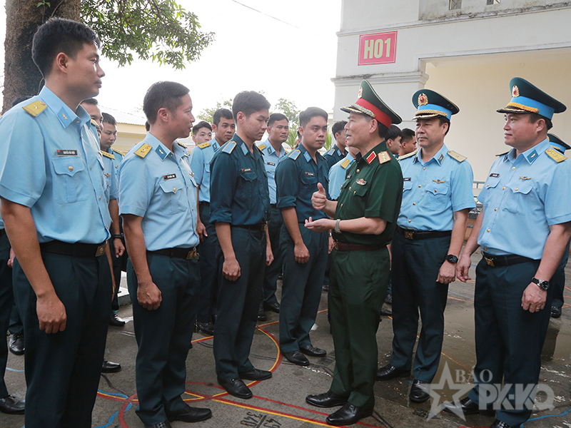 Thượng tướng Phạm Trường Sơn - Ph&oacute; Tổng Tham mưu trưởng QĐND Việt Nam kiểm tra c&ocirc;ng t&aacute;c chuẩn bị diễn tập, bắn, n&eacute;m bom, đạn thật tại Trường Sĩ quan Kh&ocirc;ng qu&acirc;n