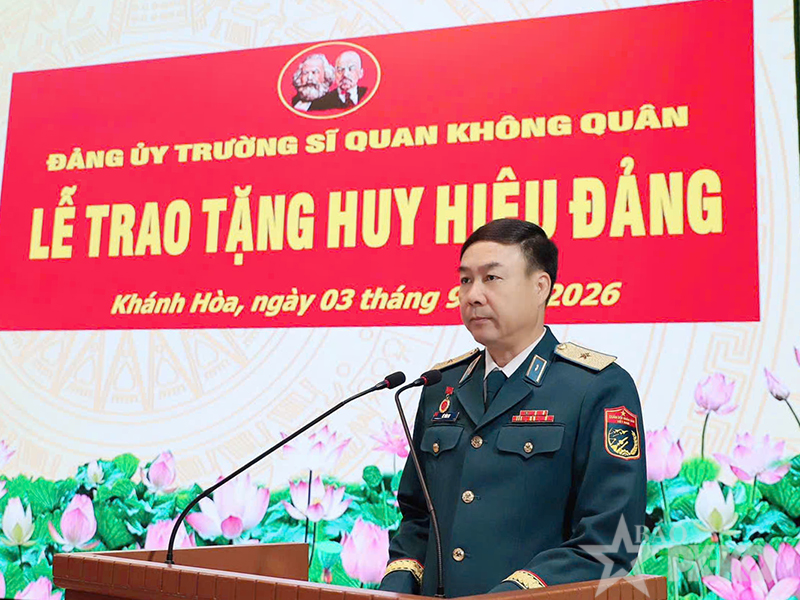Đảng ủy Trường Sĩ quan Kh&ocirc;ng qu&acirc;n tổ chức Lễ trao tặng Huy hiệu Đảng