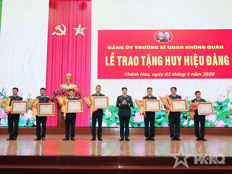 Đảng ủy Trường Sĩ quan Kh&ocirc;ng qu&acirc;n tổ chức Lễ trao tặng Huy hiệu Đảng