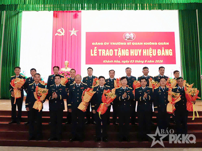Đảng ủy Trường Sĩ quan Kh&ocirc;ng qu&acirc;n tổ chức Lễ trao tặng Huy hiệu Đảng
